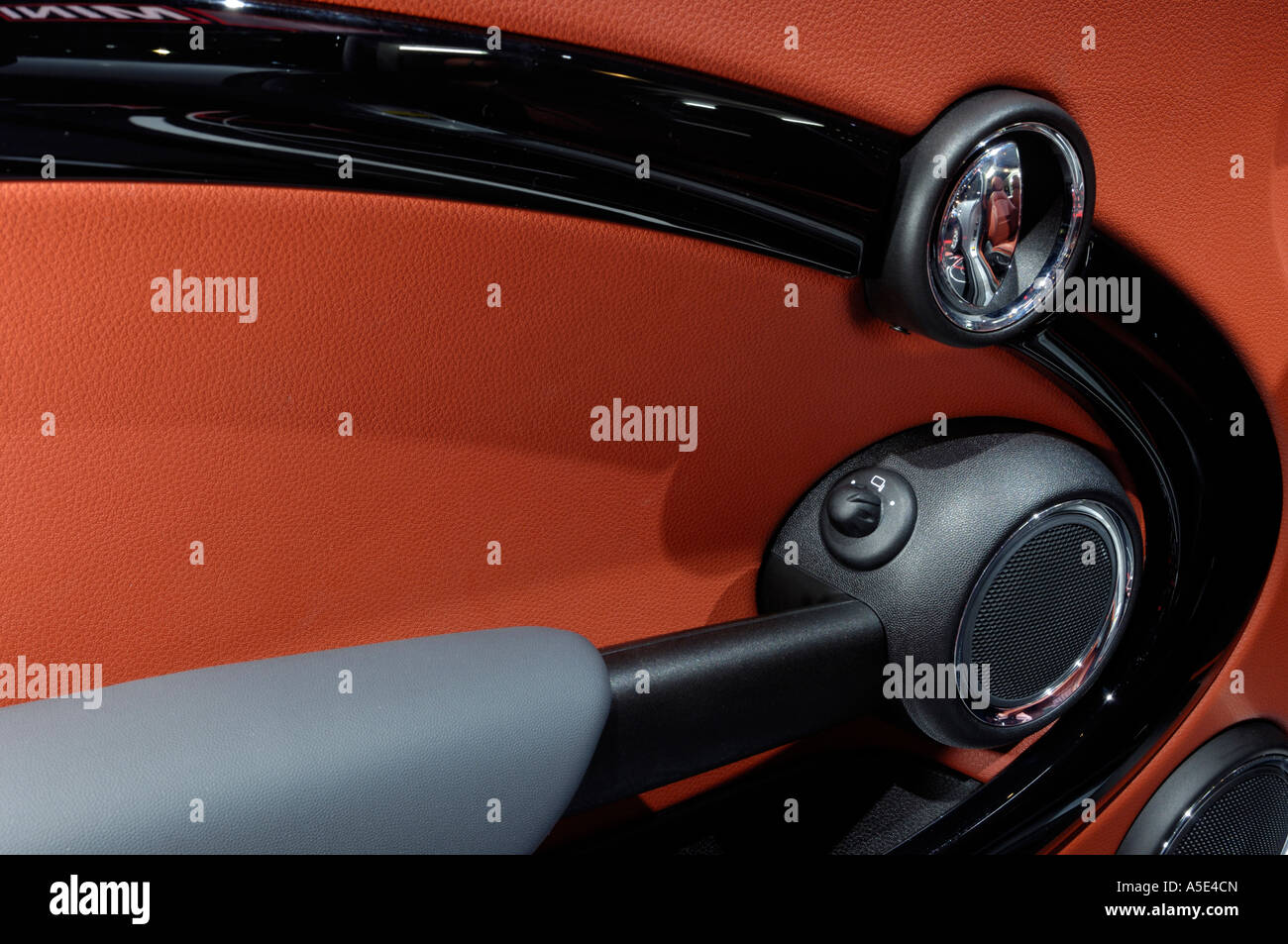 Enviar Disipar conjunto Panel de puerta interior detalle de un Mini Cooper S 2007 negro piano con  embellecedor en el 2007 North American International Auto Show 2007  Fotografía de stock - Alamy