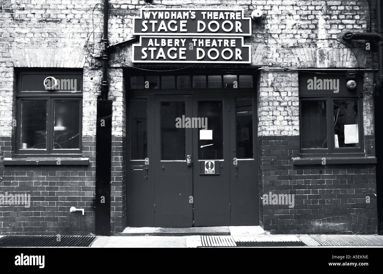 Etapa de puerta y Albery Wyndhams Theatre London UK versión en blanco y negro Foto de stock