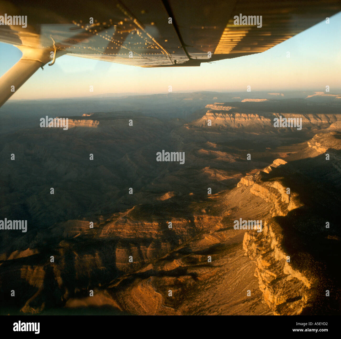 Gran Cañón desde el aire al atardecer, Arizona, EE.UU. Foto de stock