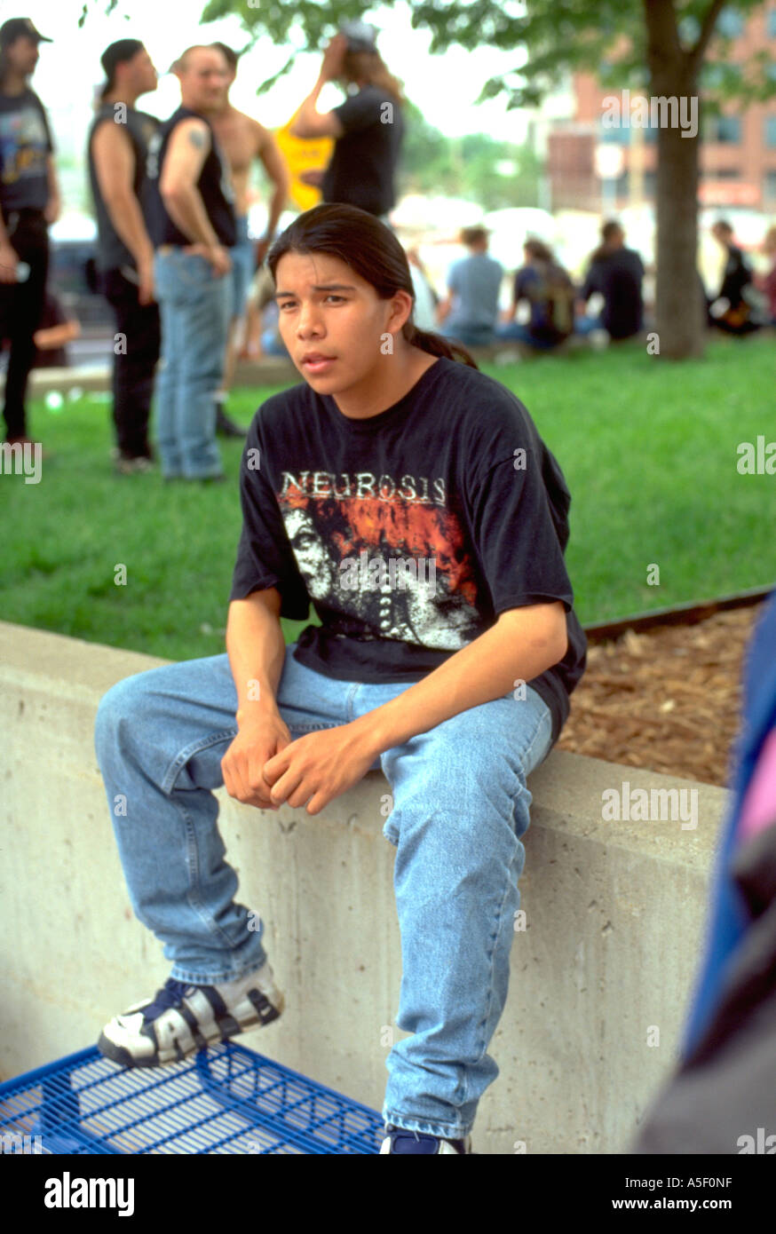 Varón de 15 años de edad sentado en la pared antes de entrar en un concierto de rock de Marilyn Manson. De Minneapolis, Minnesota, EE.UU. Foto de stock