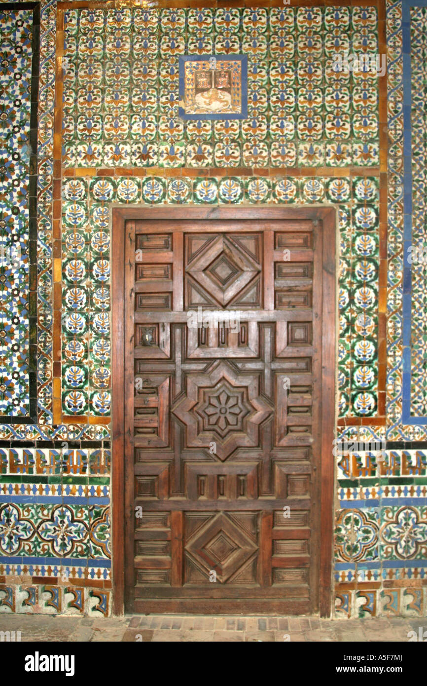 Puerta De Madera Y Azulejos En La Pared Interior De La Casa De