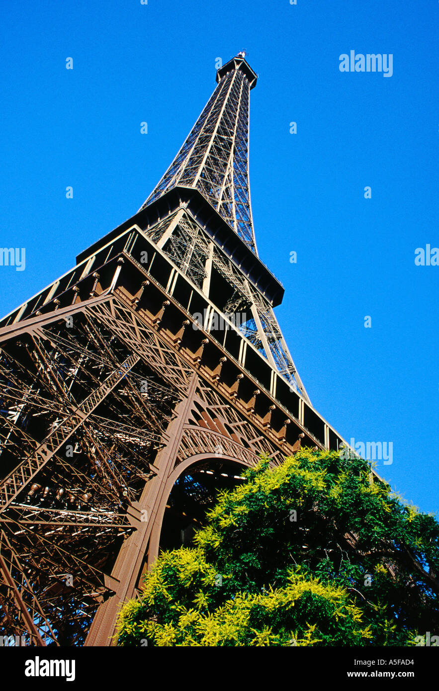 Torre Eiffel contra un cielo azul desde abajo Foto de stock