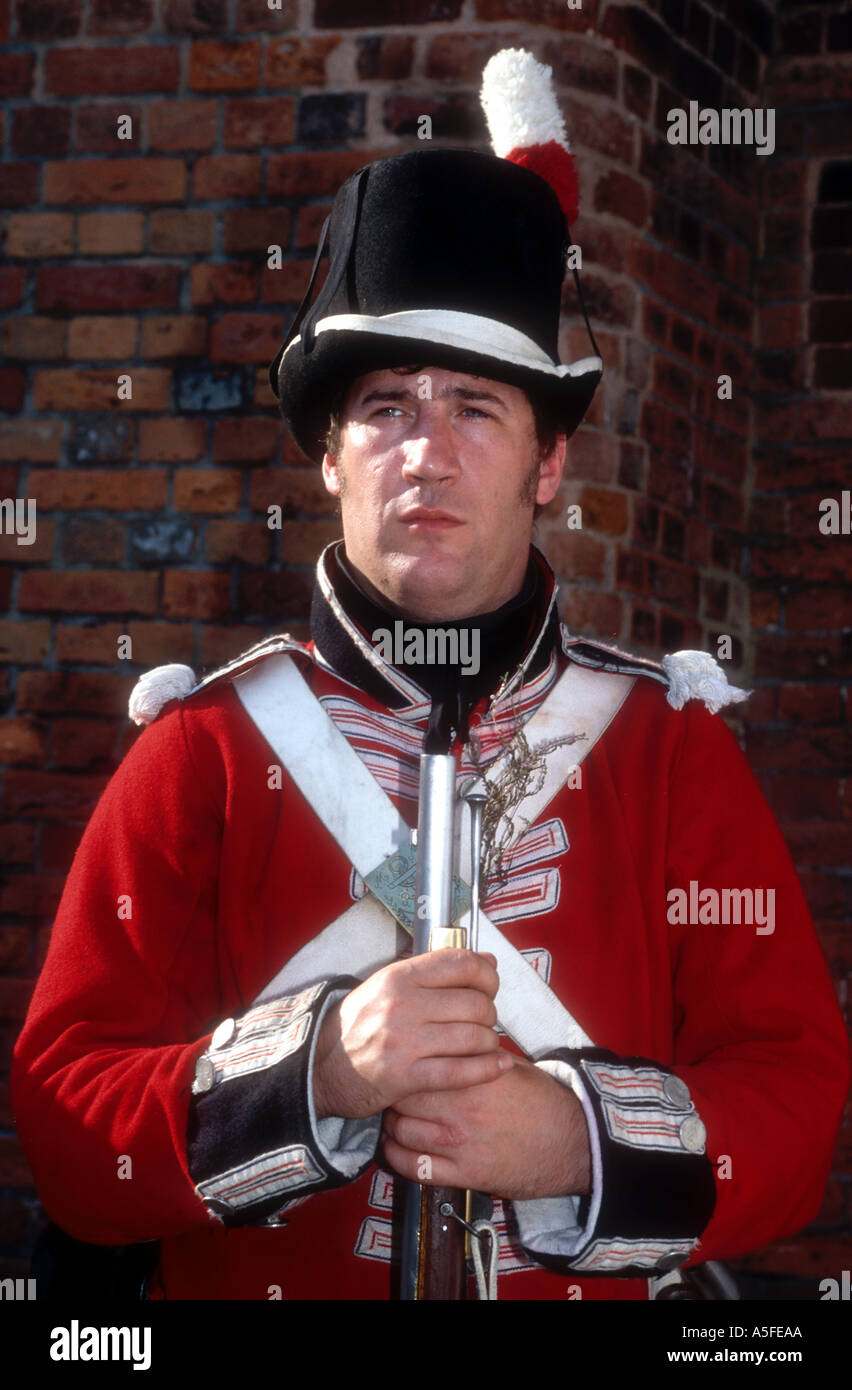 Un hombre vestido con un uniforme de los Royal Marines ingleses con fecha  de 1802 a 1820, incluyendo el tiempo de Trafalgar 1805 Fotografía de stock  - Alamy