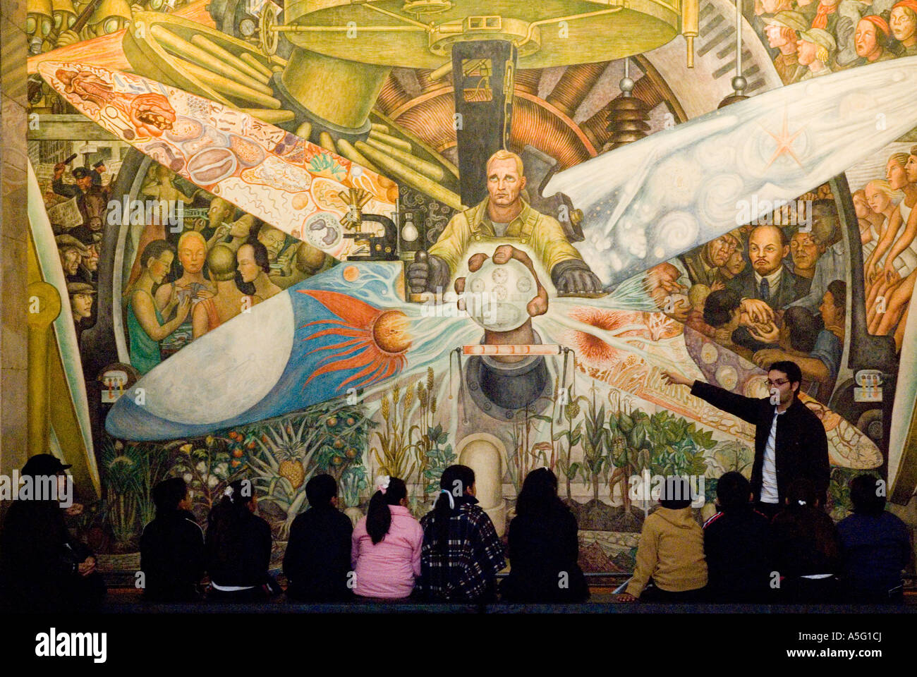 Hombre explicar a los niños mural de Diego Rivera - el Palacio de bellas  artes - Ciudad de México Fotografía de stock - Alamy