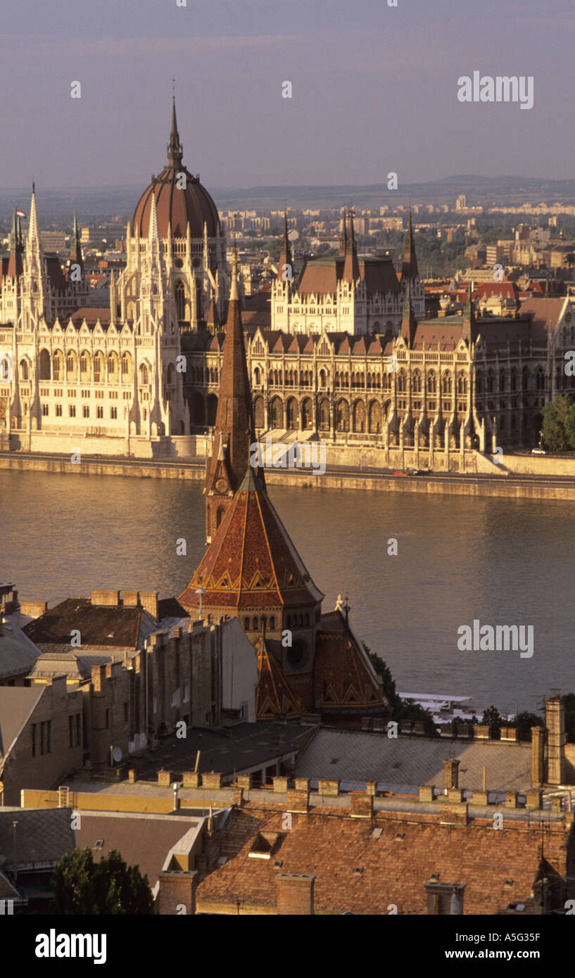 Iglesia calvinista y el edificio del parlamento en Budapest (Hungría) Foto de stock