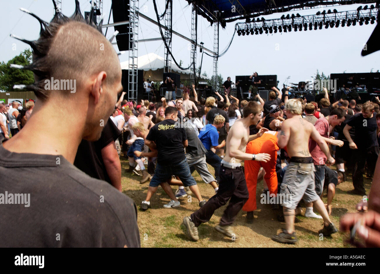 Mosh pit en un concierto de heavy metal Foto de stock