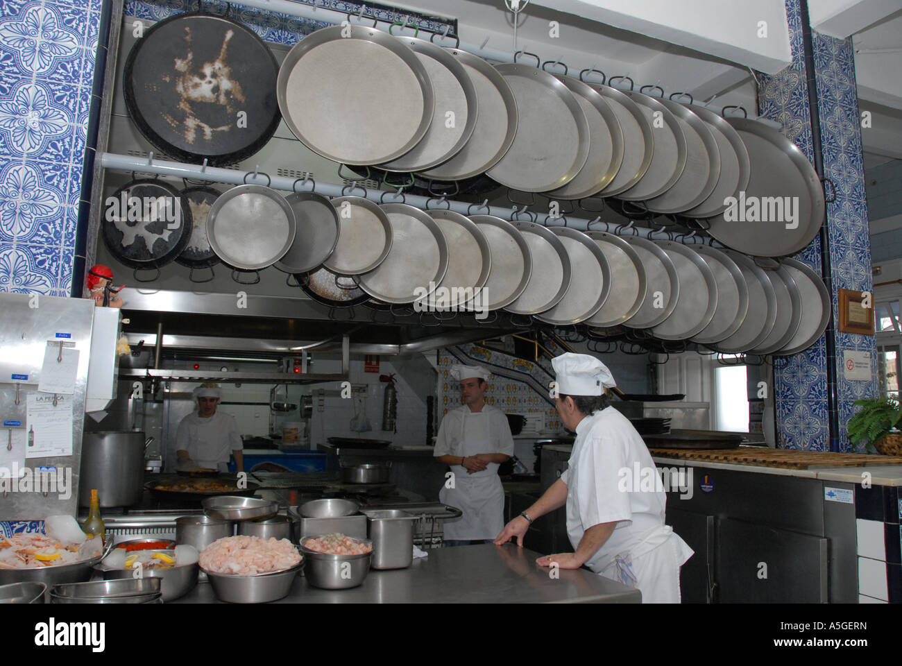 cocina restaurante con vista de pequeñas cazuelas Stock Photo