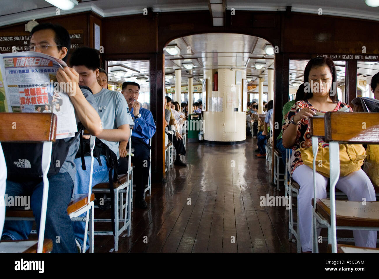 A bordo del ferry Star dentro de Hong Kong, China Foto de stock