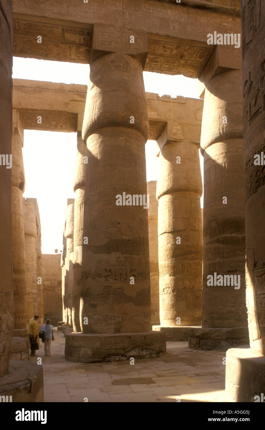 Sala hipóstila salen en el templo de Karnak, cerca de Luxor, Egipto, norte de África Foto de stock