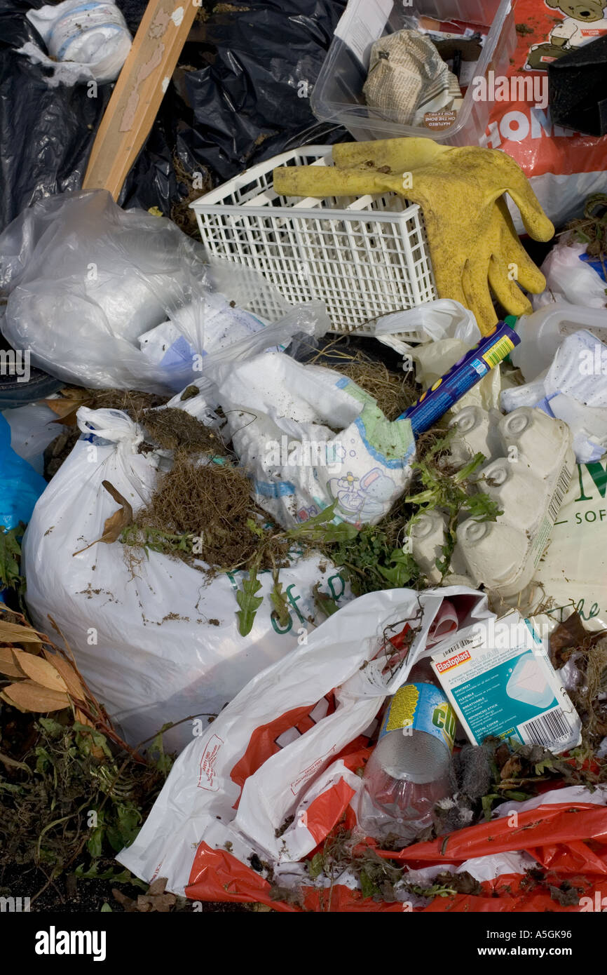 Pañales desechables en medio de los vertederos de basura Cotswolds UK  Fotografía de stock - Alamy