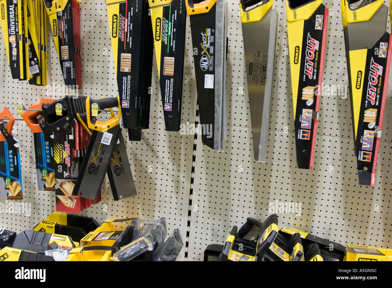 Sierras y herramientas de carpintería para la venta en almacenes de  bricolaje Fotografía de stock - Alamy