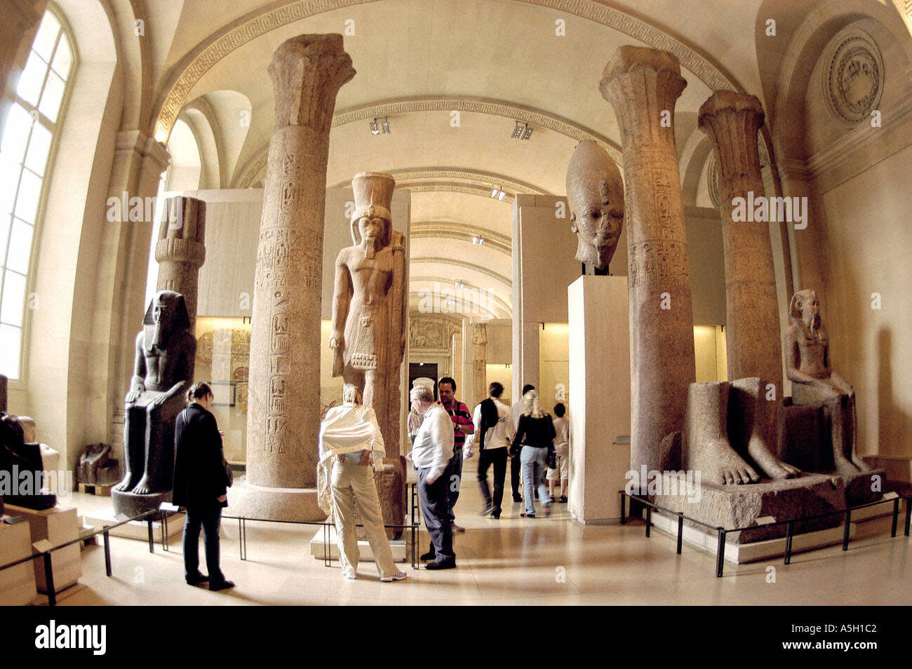 PARIS Francia, Museo del Louvre turistas que visitan el templo de la colección del departamento egipcio de Louxor, Egipto, alto museo de arte escultura estatuas Foto de stock