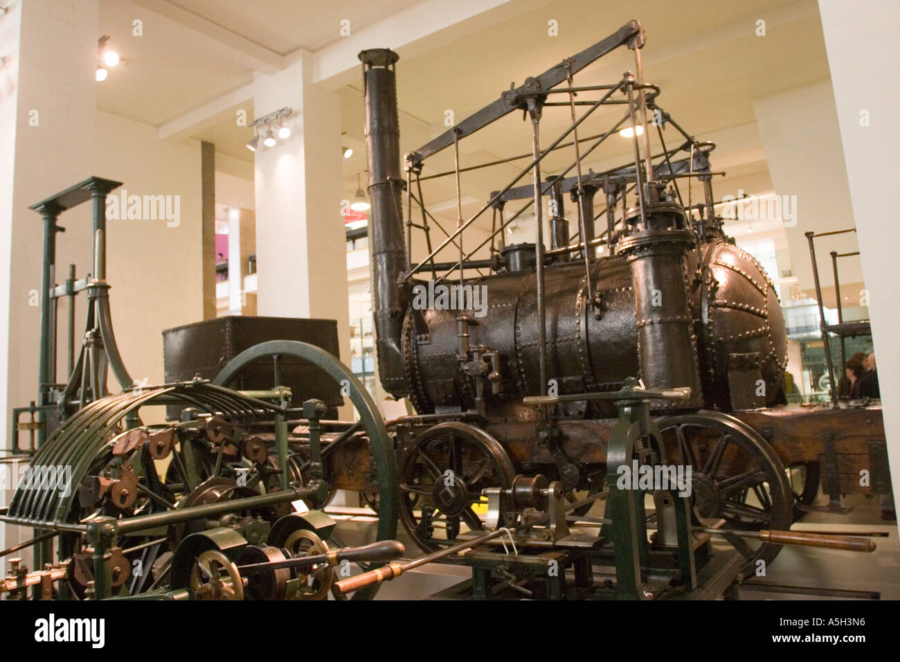 Antiguo tren de vapor del motor en el museo de la ciencia, South Kensington Londres GB UK Foto de stock