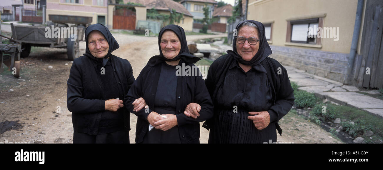 Ancianas de luto después de un funeral en aldea Szekelyderz Transilvania Rumania Foto de stock