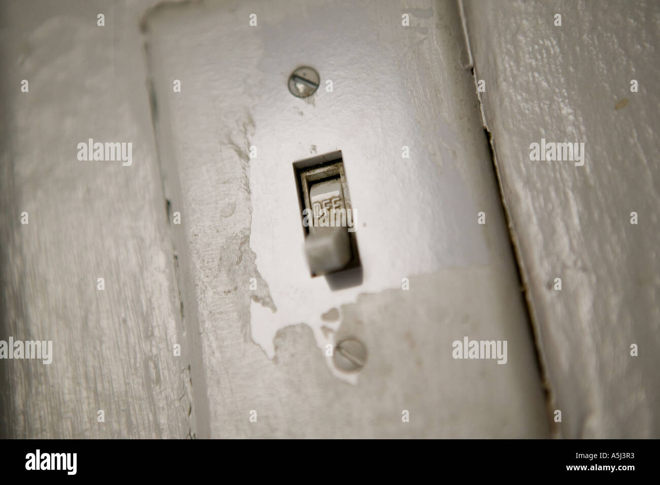 Interruptor eléctrico blanco americano en una pared de febrero de 2006  Fotografía de stock - Alamy