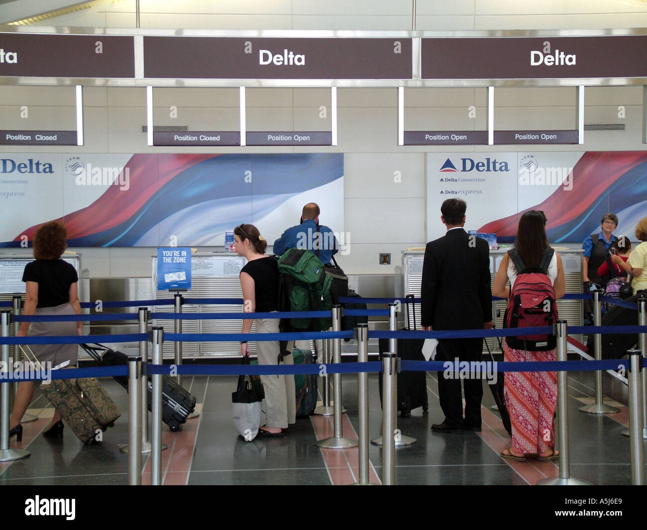 Los pasajeros de Delta Airlines mostradores de facturación en el Aeropuerto Hartsfield de Atlanta, Georgia, EE.UU. Foto de stock