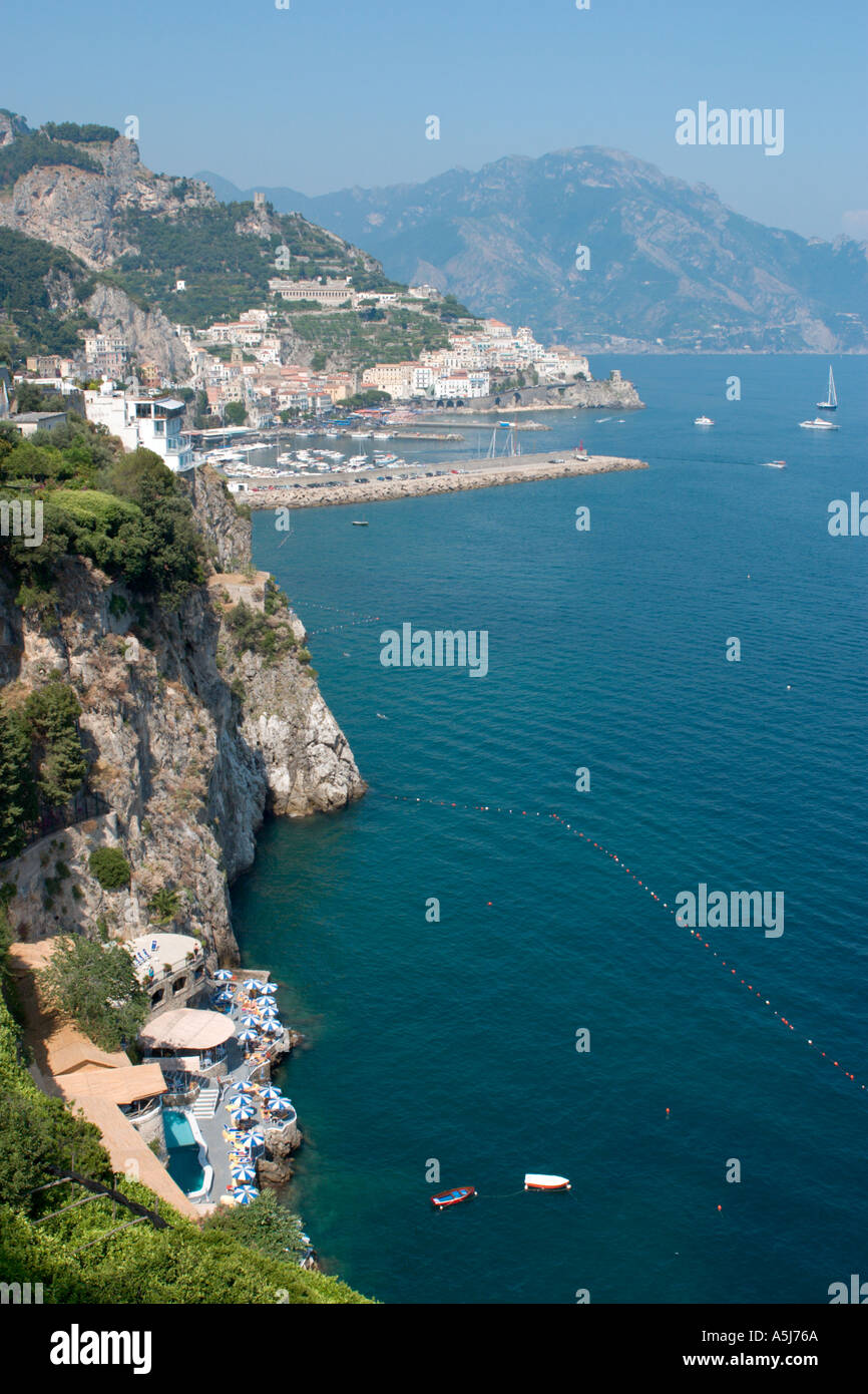 Vistas desde la carretera de la costa de Amalfi, Riviera Napolitana, Italia Foto de stock