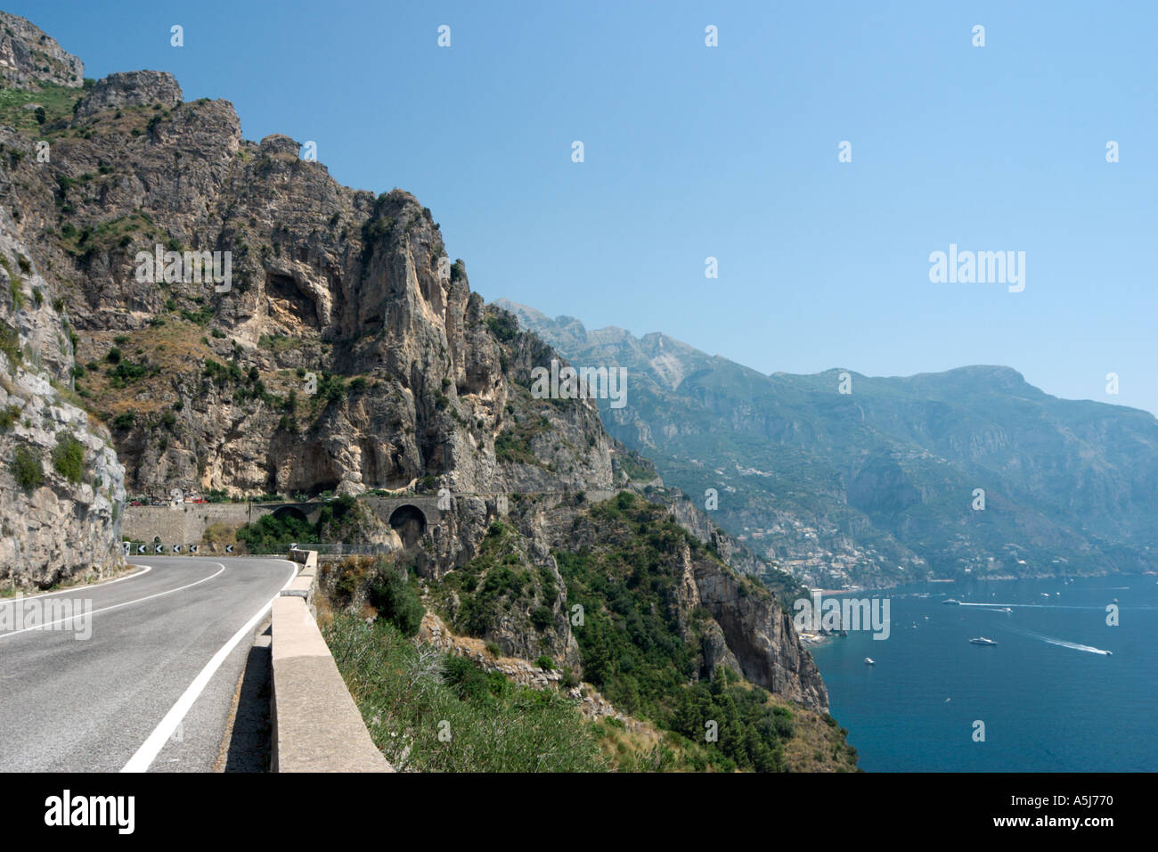 Costa de Amalfi (Costiera Amalfitana) cerca de Positano, Riviera Napolitana, Italia Foto de stock