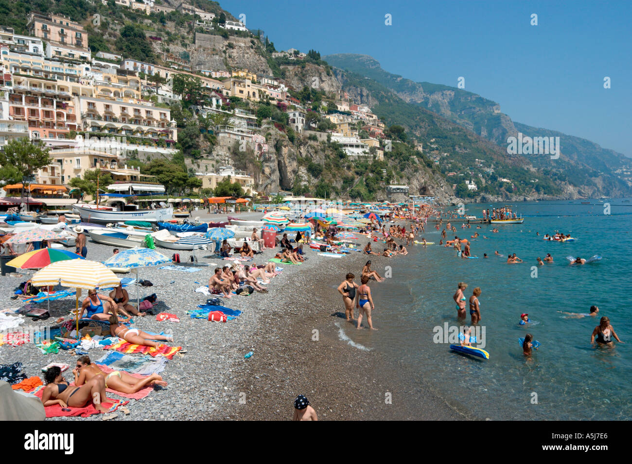 Playa en Positano, Amalfi Costa (Costiera Amalfitana), Riviera Napolitana, Italia Foto de stock