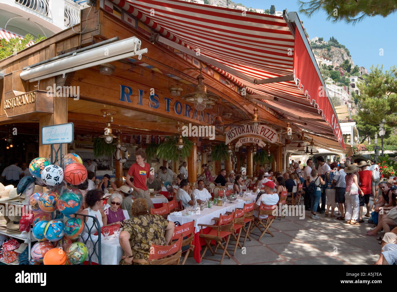 Restaurante en la playa y las tiendas, Positano, Amalfi Costa (Costiera Amalfitana), Riviera Napolitana, Italia Foto de stock