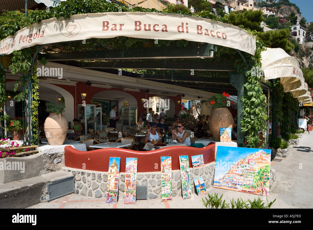 El restaurante frente a la playa, Positano, Amalfi Costa (Costiera Amalfitana), Riviera Napolitana, Italia Foto de stock