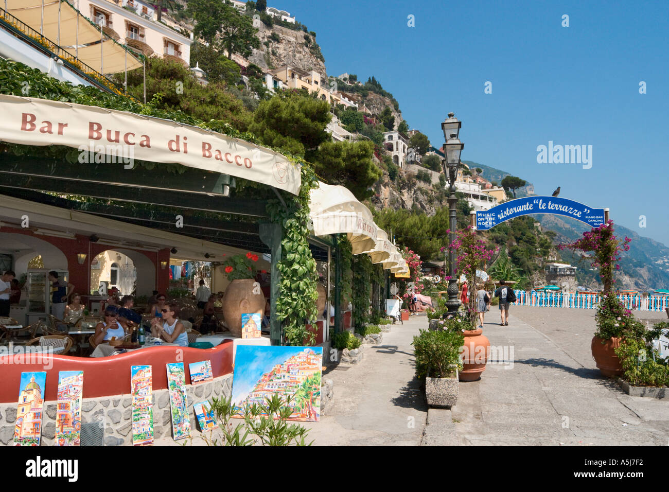 El restaurante frente a la playa, Positano, Amalfi Costa (Costiera Amalfitana), Riviera Napolitana, Italia Foto de stock