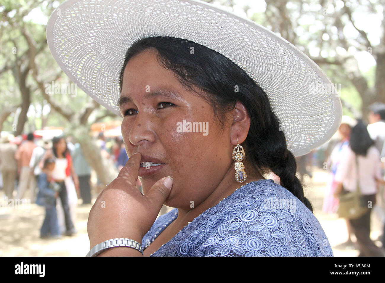 Mujer tradicional en el sombrero blanco de Tiataco, Cochabamba, Bolivia  Fotografía de stock - Alamy
