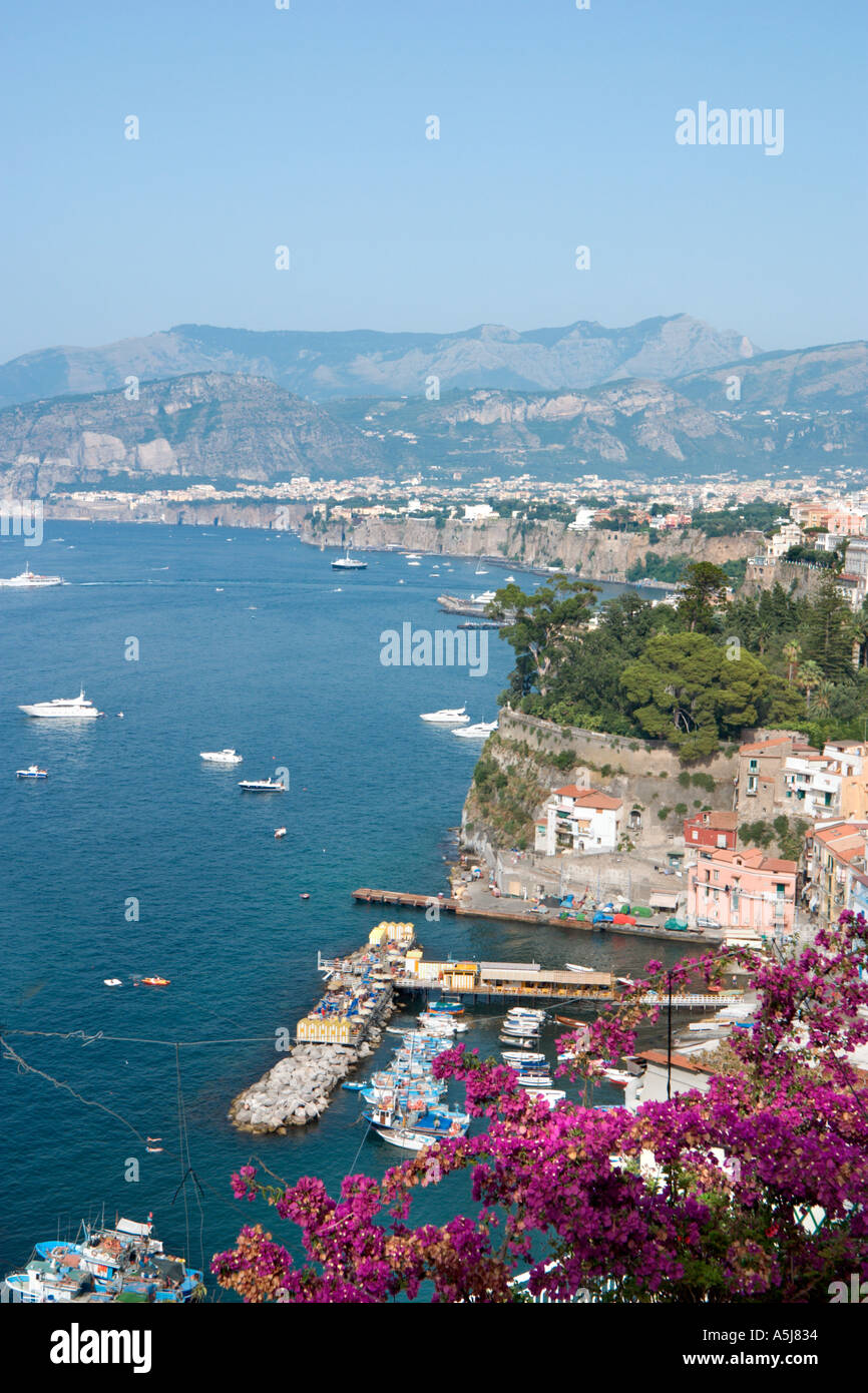 Vistas de Marina Grande y la Bahía de Nápoles, Sorrento, Riviera Napolitana, Italia Foto de stock