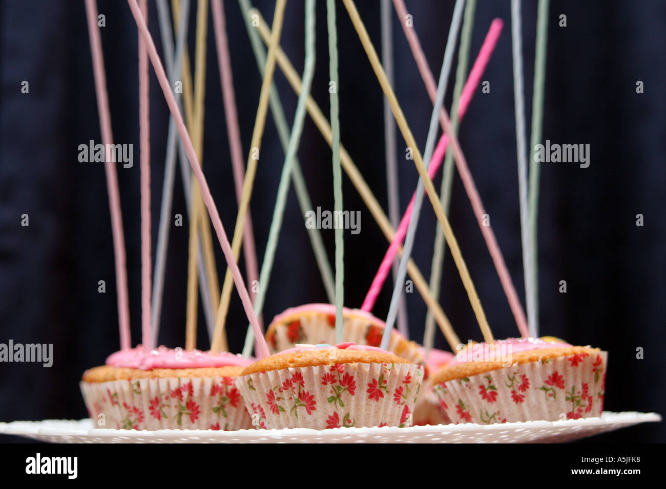 Pasteles de hadas individuales con altos velas de cumpleaños Foto de stock
