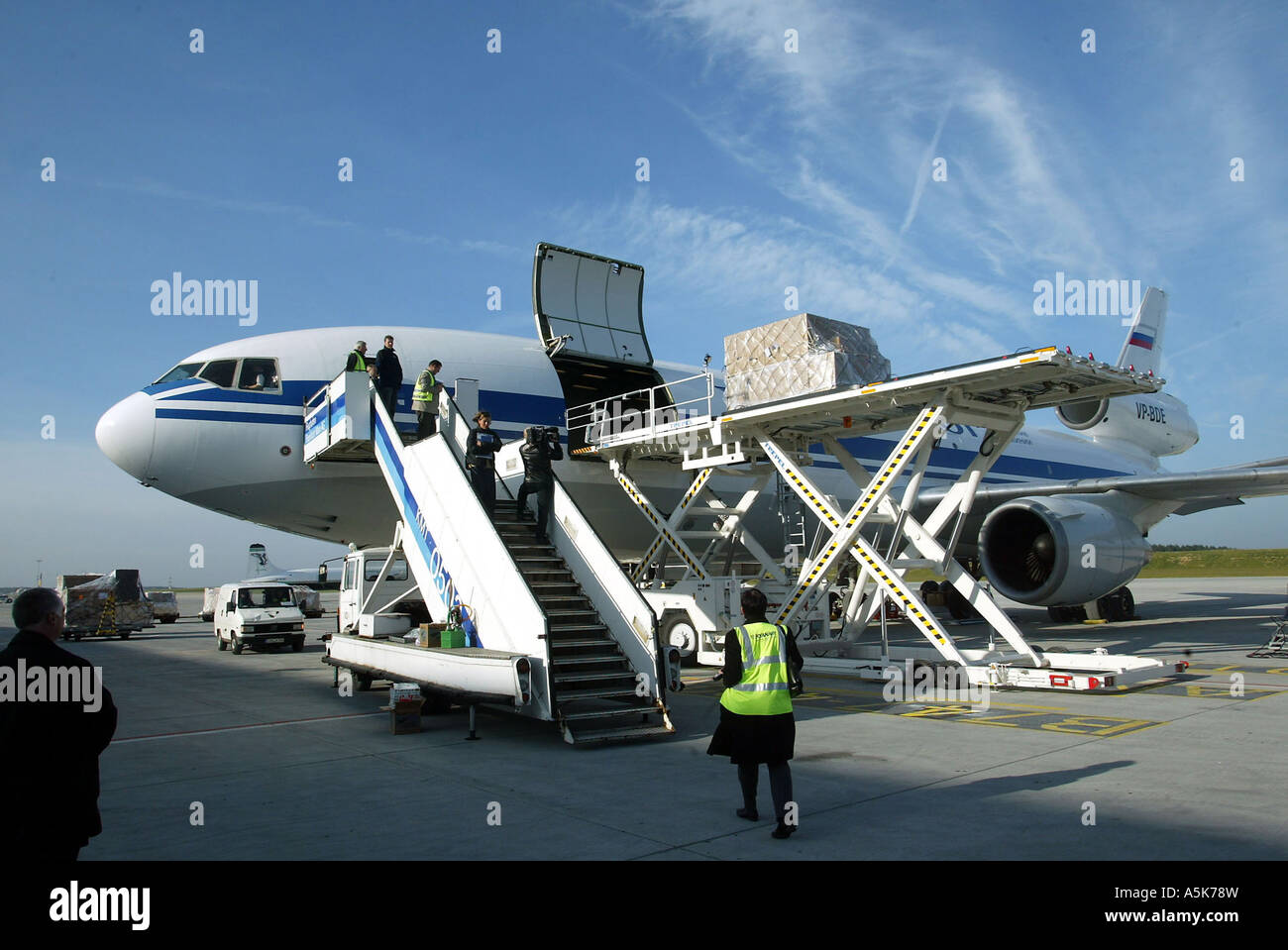Un avión de carga de la aerolínea rusa Aeroflot está cargado en el aeropuerto Frankfurt-Hahn, Renania-Palatinado, Alemania Foto de stock