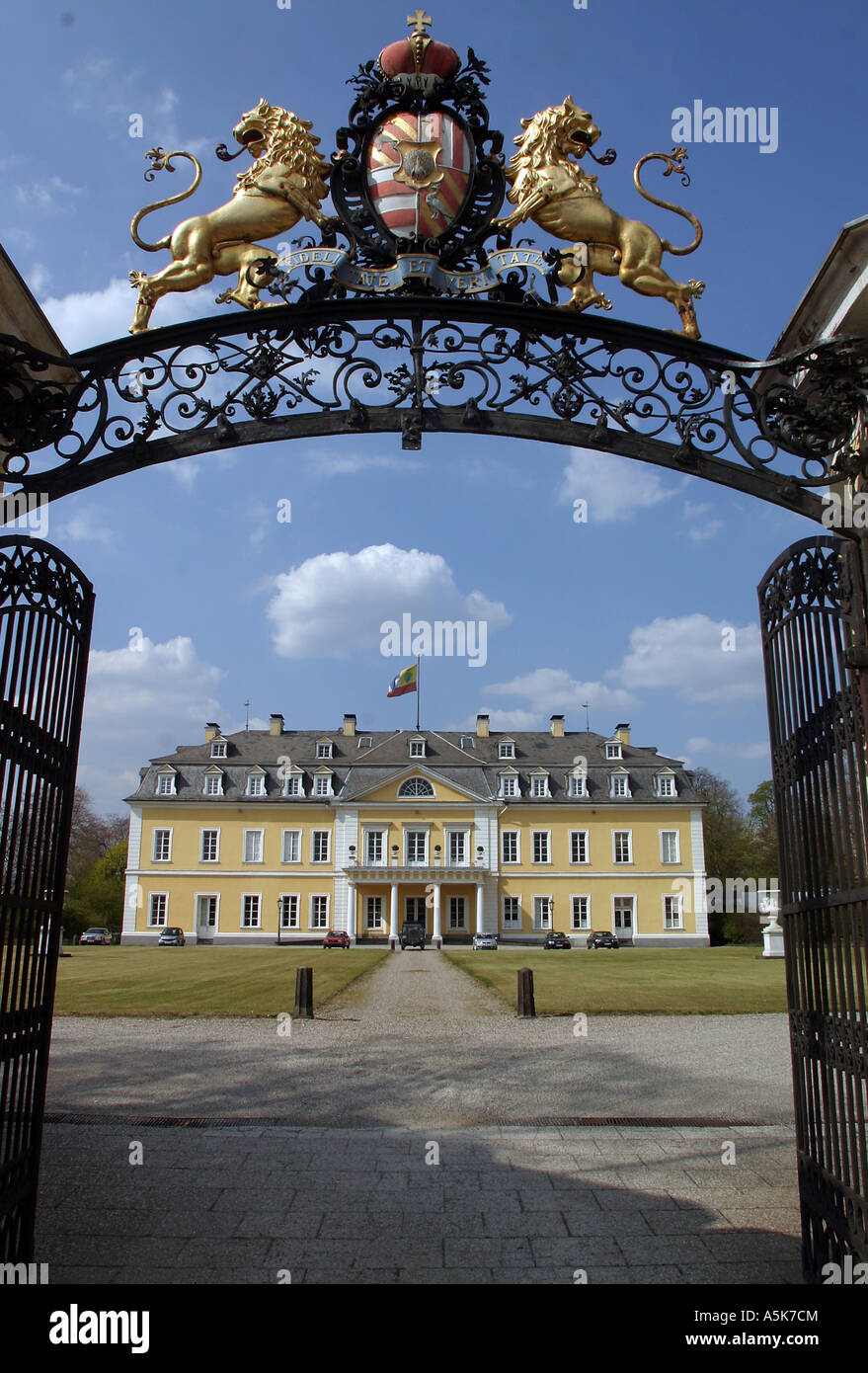 Al abrir el portón del palacio de Neuwied, Renania-Palatinado, Alemania Foto de stock