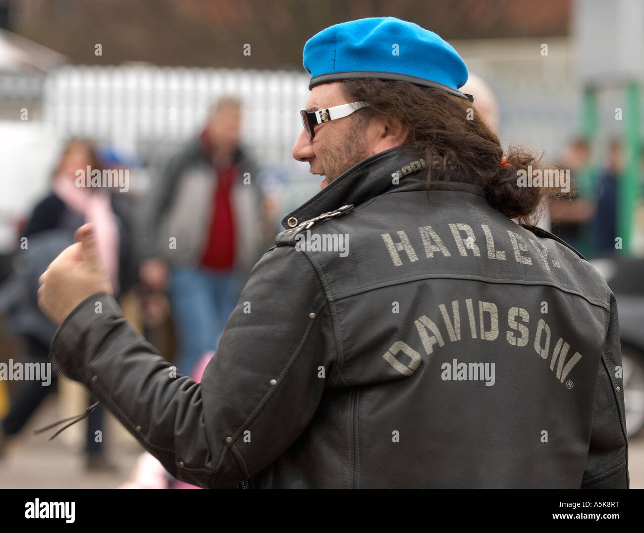 Hombre boina azul y chaqueta de cuero Harley Davidson Fotografía de stock -  Alamy