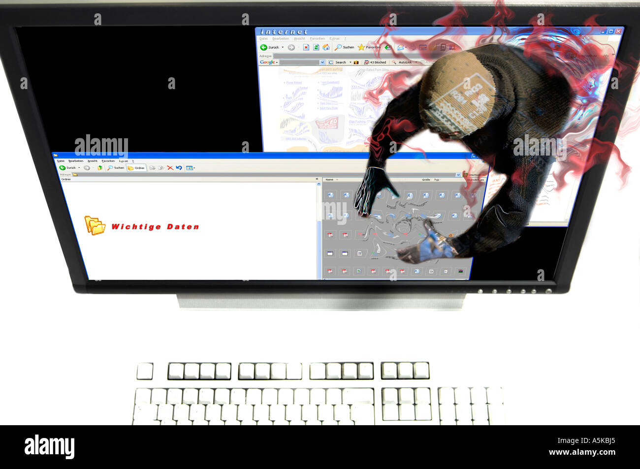 Un hacker de Internet es robar o destruir datos importantes en el disco duro Foto de stock