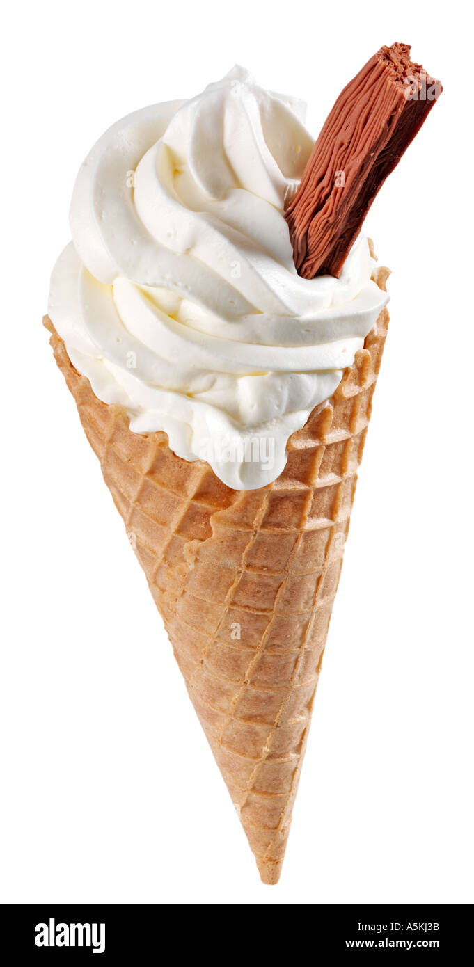 Cono de helado de vainilla con copos de chocolate Foto de stock