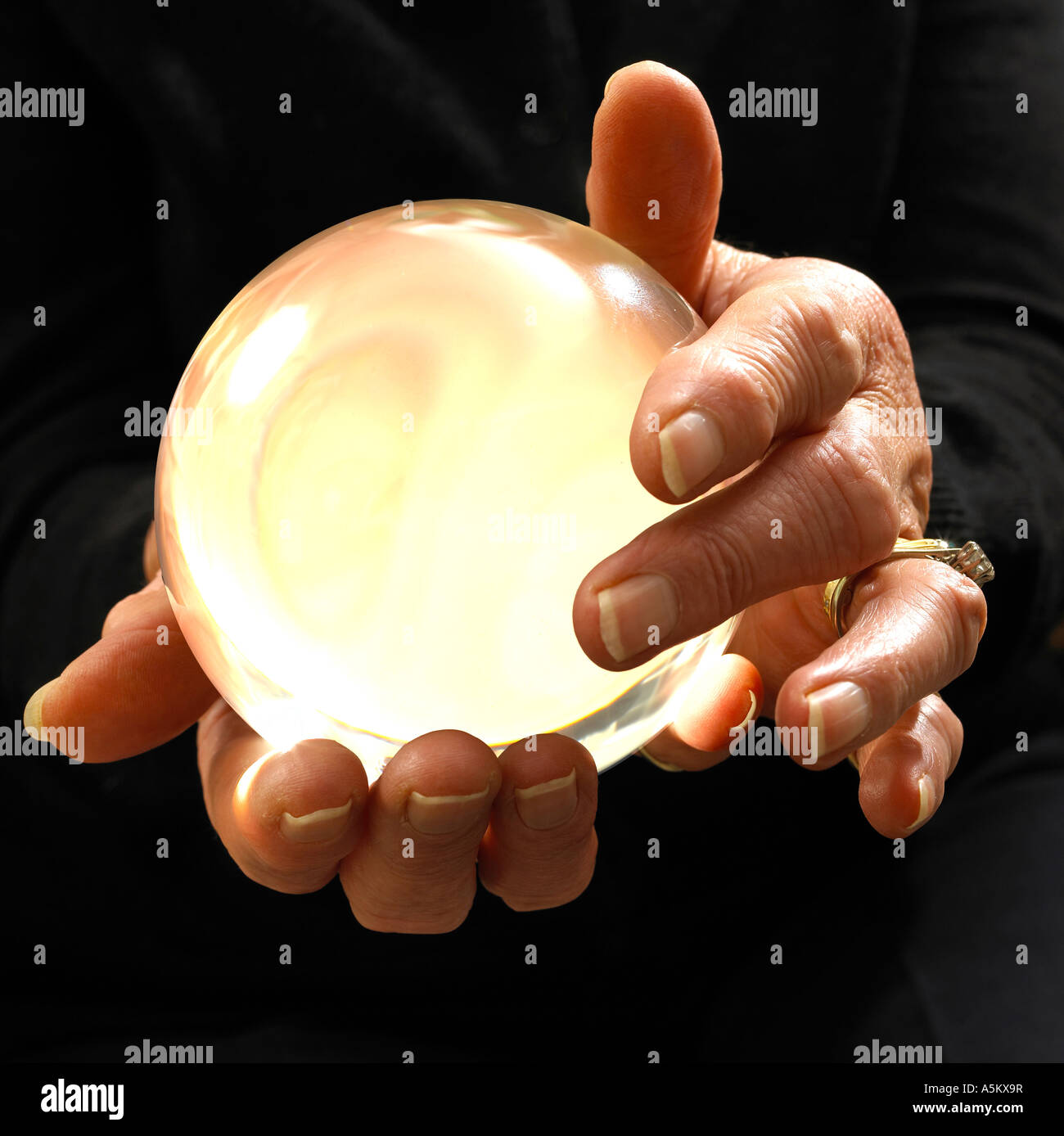 La adivinación con una bola de cristal Fotografía de stock - Alamy