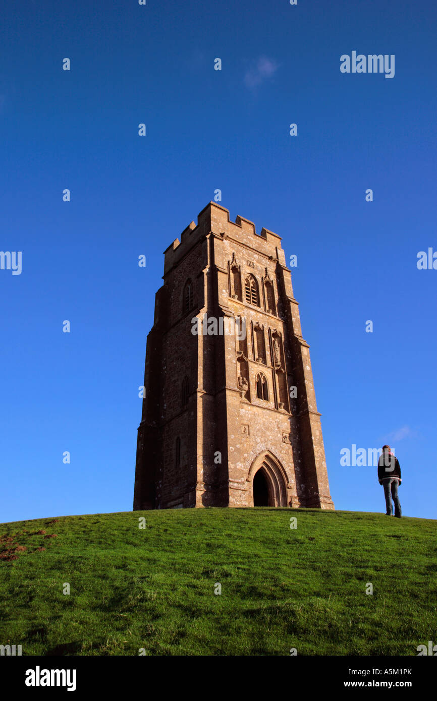 Persona acercándose a la ruina de la Iglesia de San Miguel en Glastonbury Tor Somerset England Foto de stock