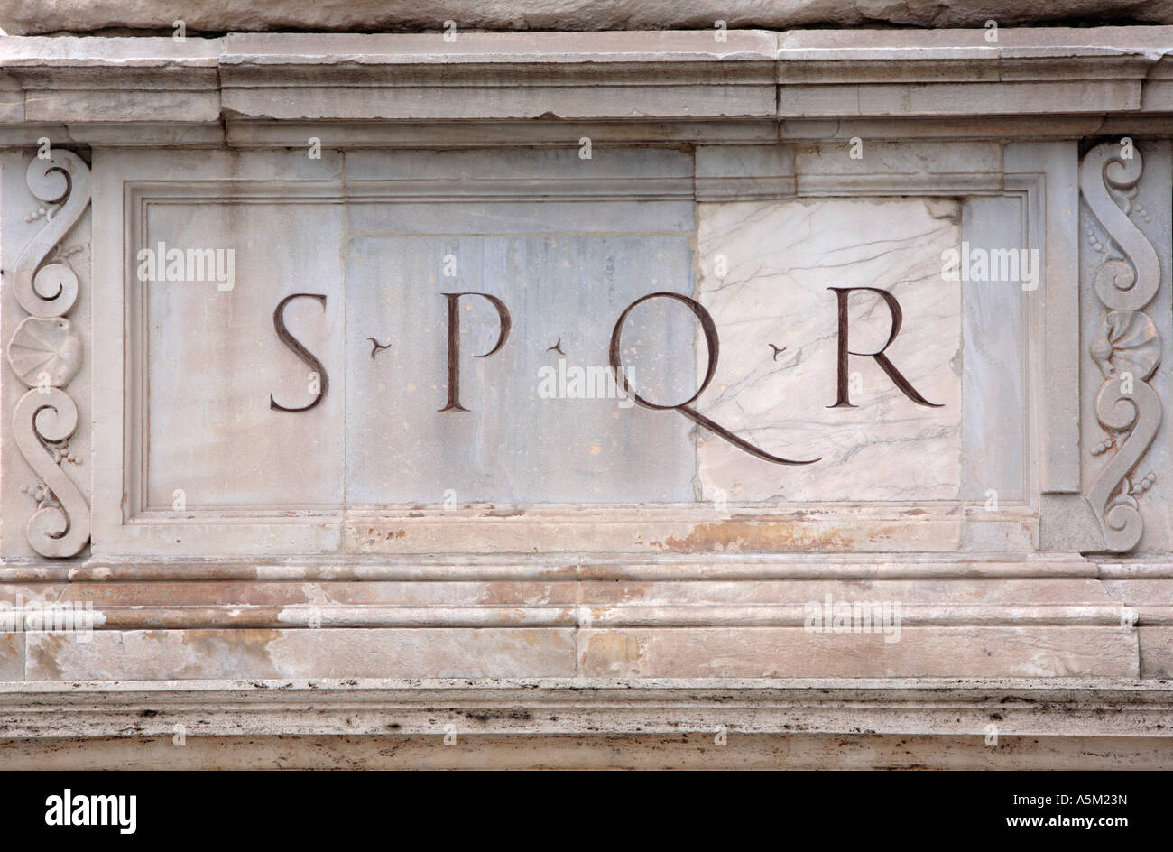 SPQR inscripción iniciales para la frase Senatus Populusque Romanus significado el Senado y pueblo de Roma Italia Foto de stock