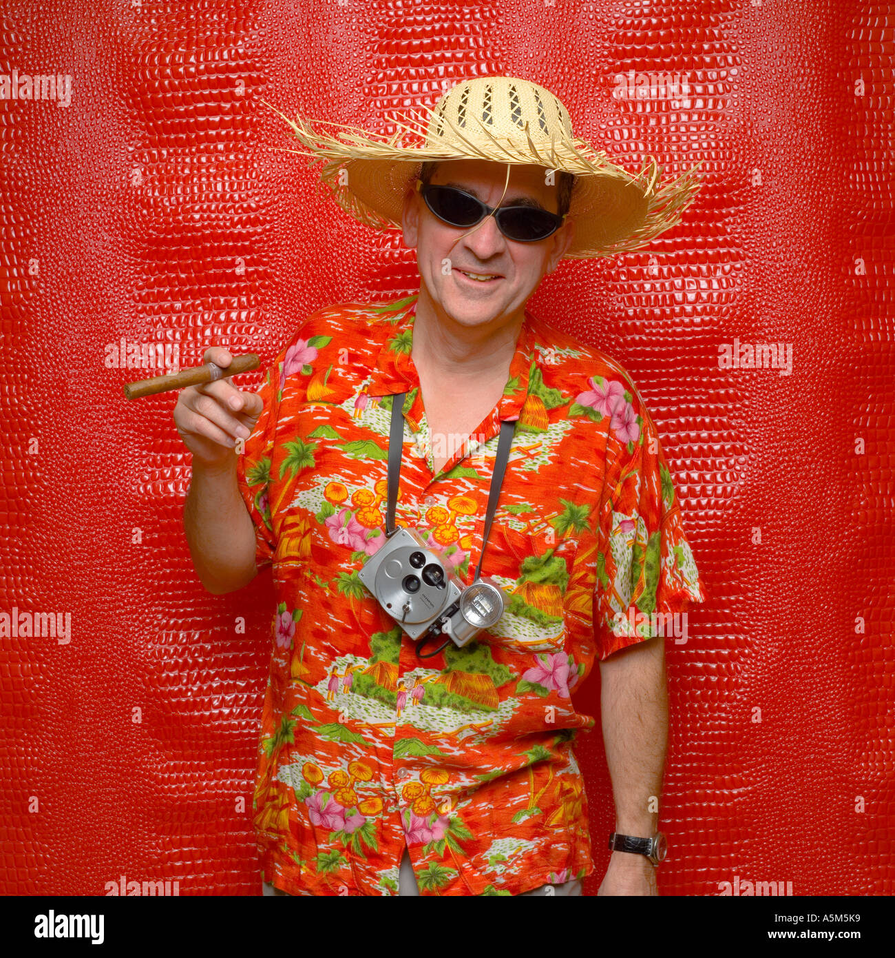 Señor Hombre con camiseta hawaiana cámara cigarro gafas de sol y sombrero  de paja Fotografía de stock - Alamy