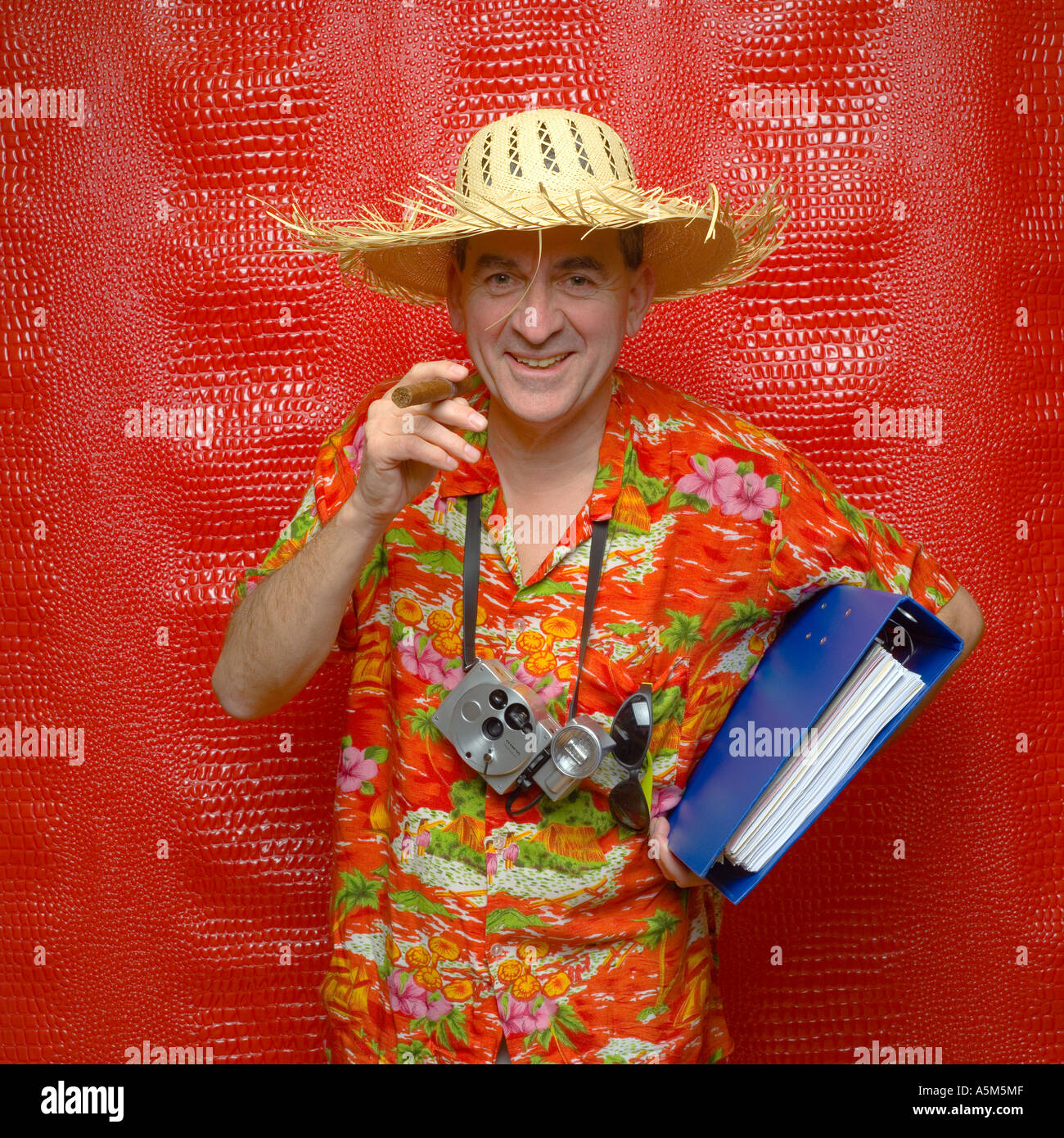 Señor Hombre con camiseta hawaiana cámara puro y sombrero de paja RING  BINDER Fotografía de stock - Alamy