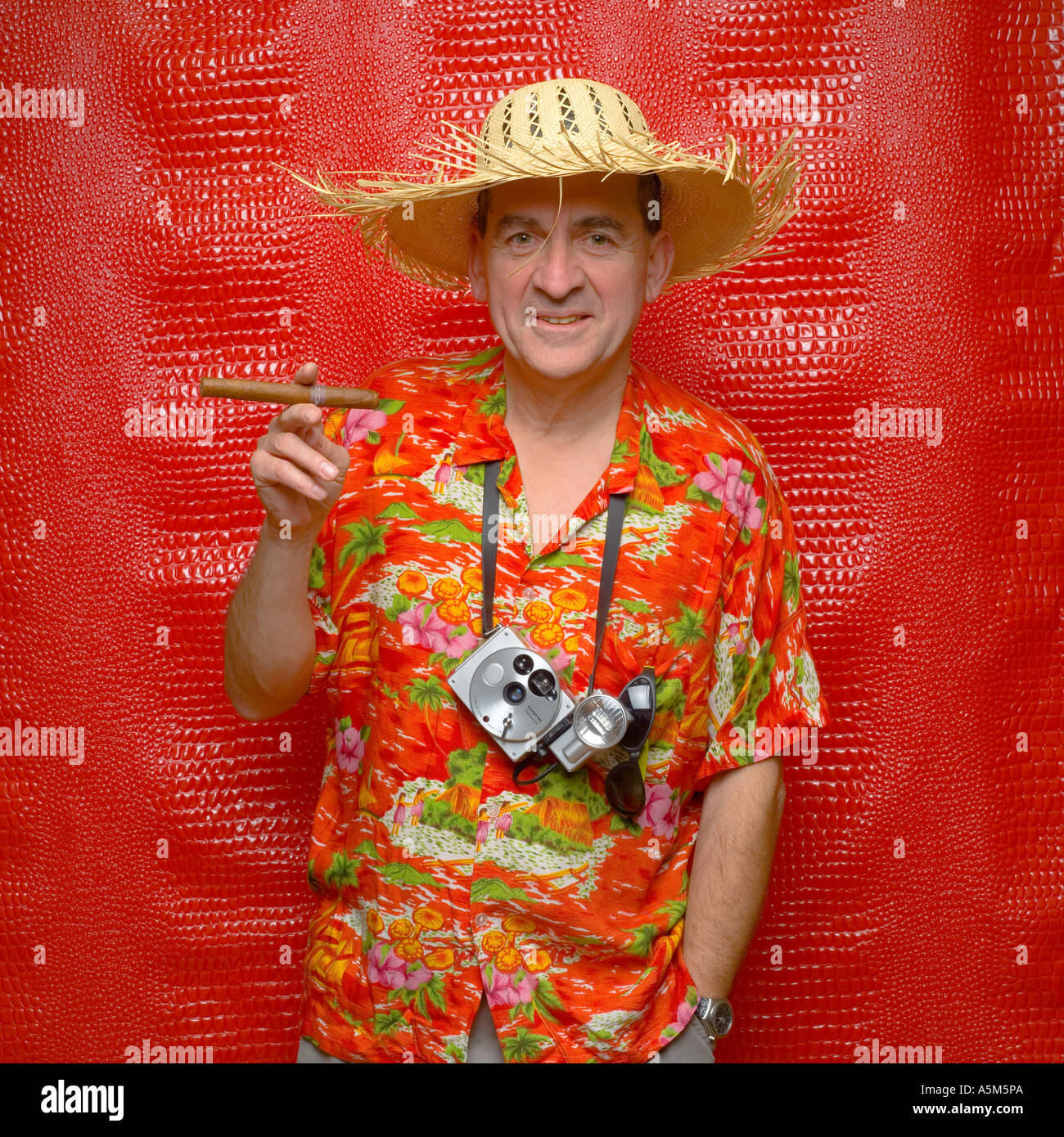 Agarrar Contador río Señor Hombre con camiseta hawaiana cámara sombrero de paja cigarro fondo  rojo Fotografía de stock - Alamy