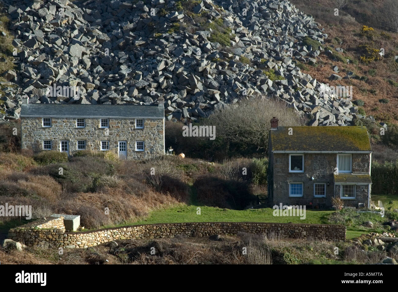 Casas rurales en lamorna cove en Cornwall, Inglaterra Foto de stock