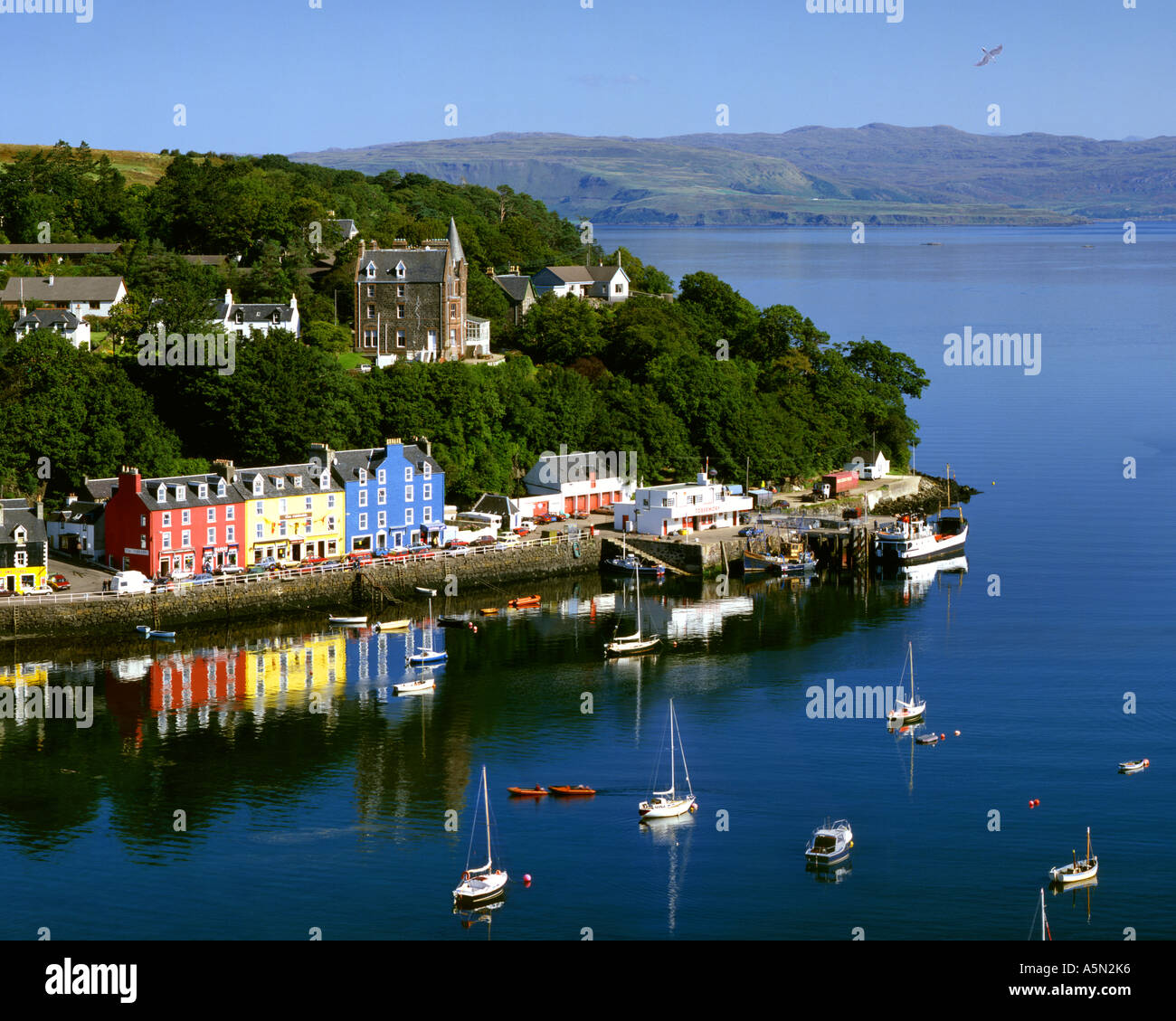 GB - Escocia: Tobermory puerto y ciudad en la isla de Mull Foto de stock