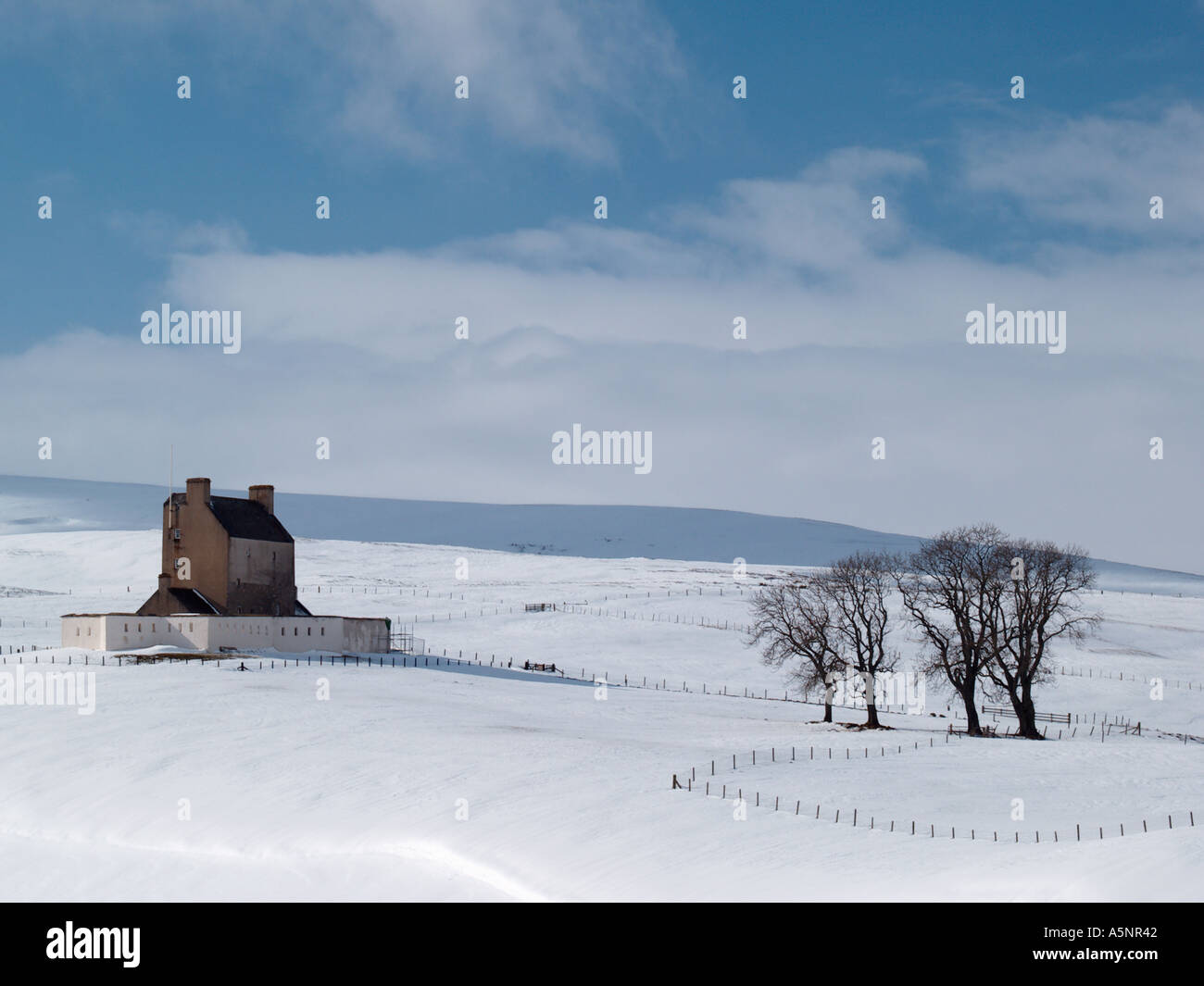 CORGARFF CASTLE 1550 en invierno con nieve en las montañas Grampian Corgarff Aberdeenshire Scotland Reino Unido Foto de stock