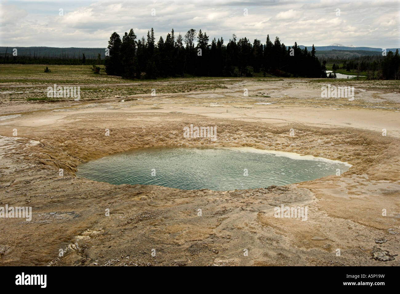 Piscina de ópalo, Midway Geyser Basin, el Parque Nacional de Yellowstone. Foto de stock
