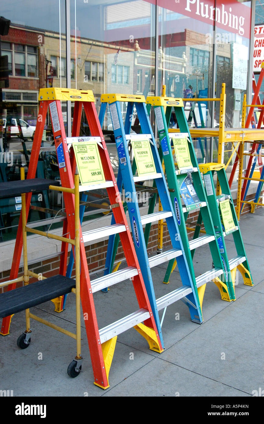 Varias escaleras en diversos colores brillantes. Foto de stock