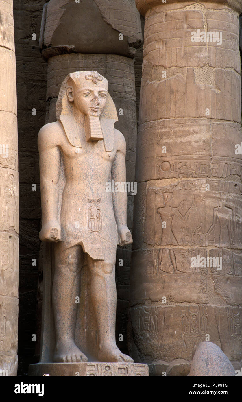 Estatua de Rameses II en el Templo de Luxor, Luxor, Egipto Foto de stock