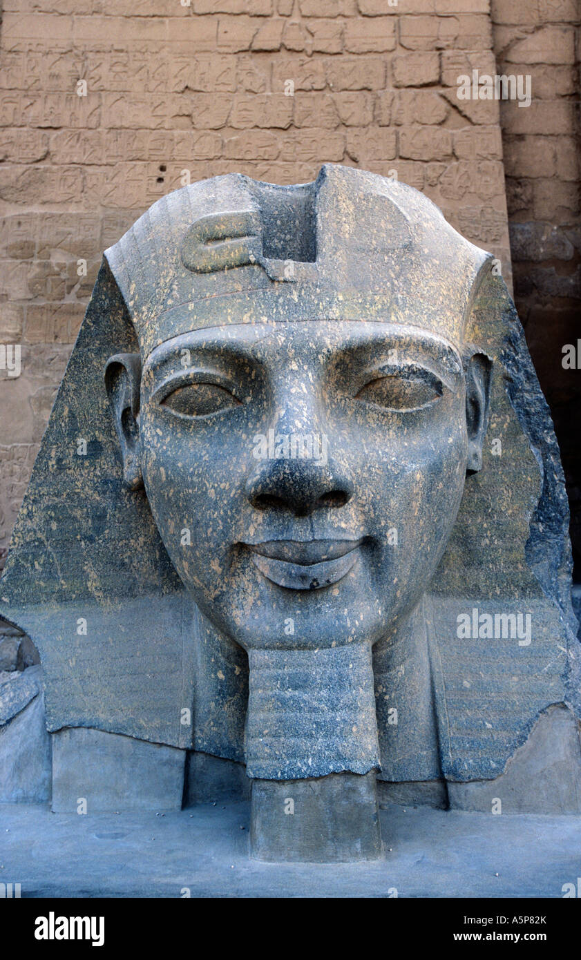 Colosal estatua de Ramsés II en el Templo de Luxor, Luxor, Egipto Foto de stock