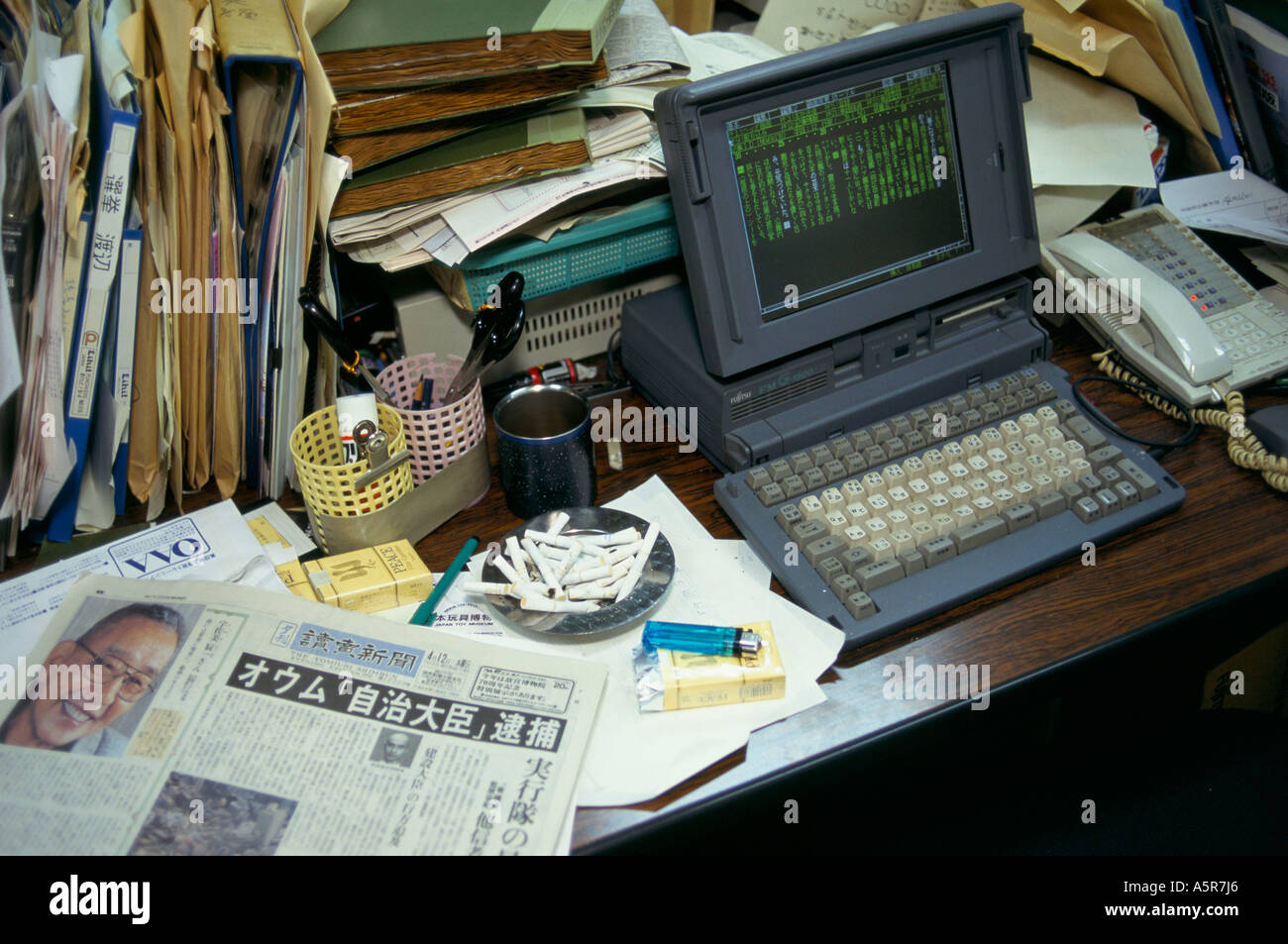 En la mayoría de los casos A través de botella Un pequeño ordenador con pantalla plegable teclado desmontable OFFICE DESK YOMUIRI SHIMBIN NEWSROOM Japón 1995 Fotografía de stock - Alamy En la mayoría de los casos A través de botella Un pequeño ordenador con pantalla plegable teclado desmontable OFFICE DESK YOMUIRI SHIMBIN NEWSROOM Japón 1995 Fotografía de stock - Alamy