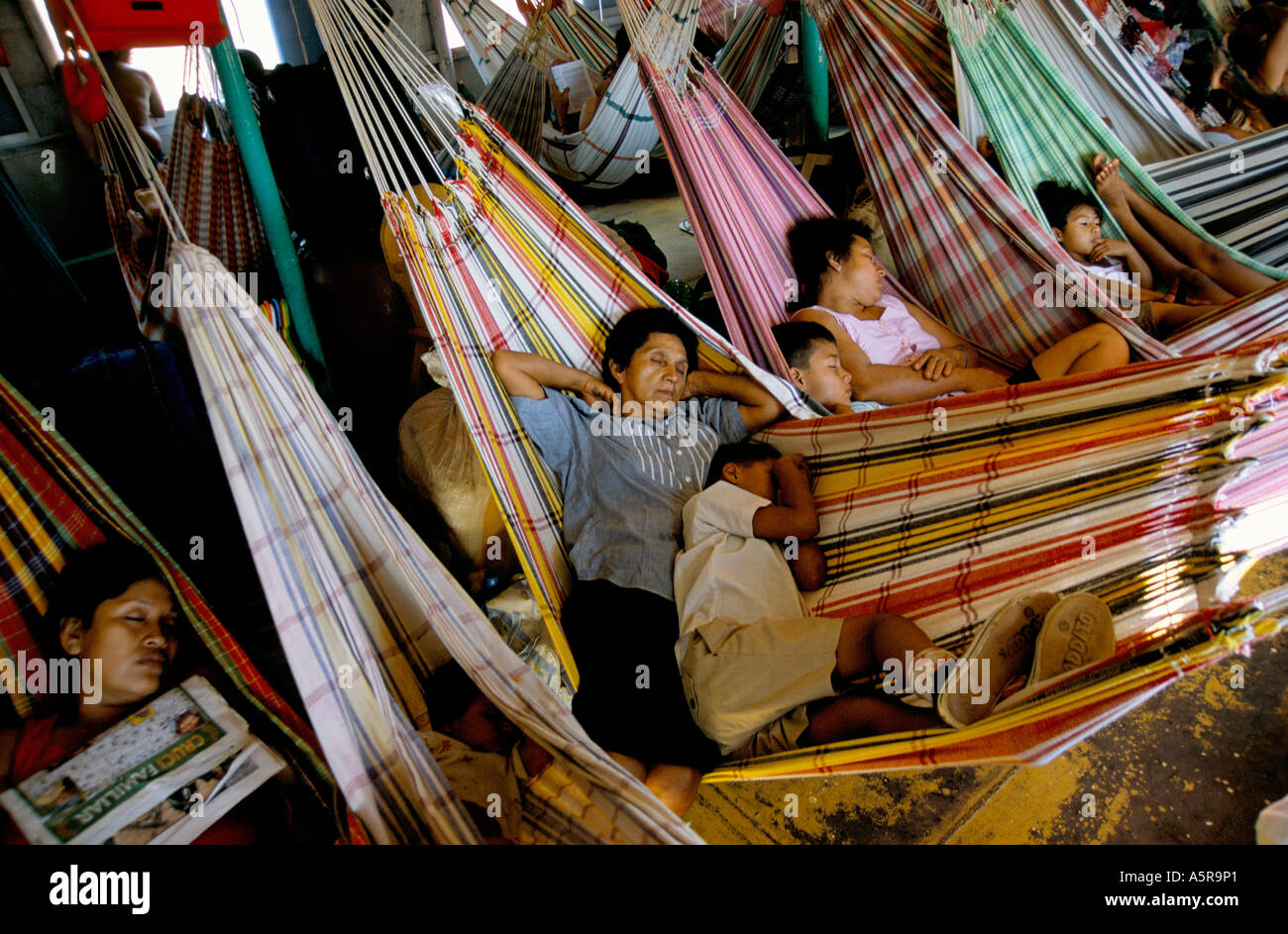 Los pasajeros duermen en condiciones de hacinamiento, en hamacas durante dos días de viaje en barco a lo largo de río Huallaga RUMBO A IQUITOS DEC 20 Foto de stock
