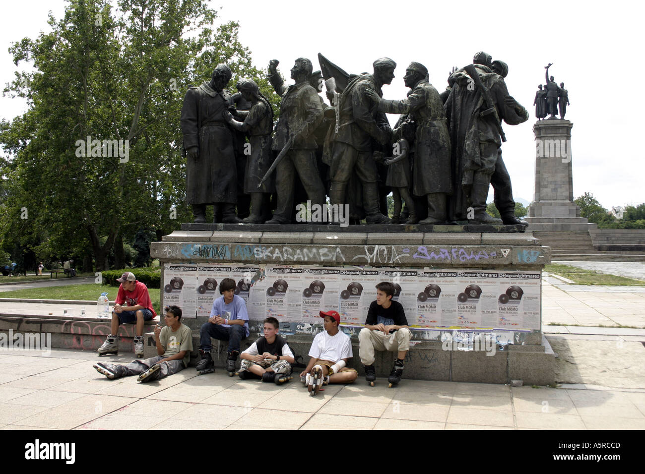 Los adolescentes patines. Monumento del ejército soviético en Sofía,  Bulgaria Fotografía de stock - Alamy